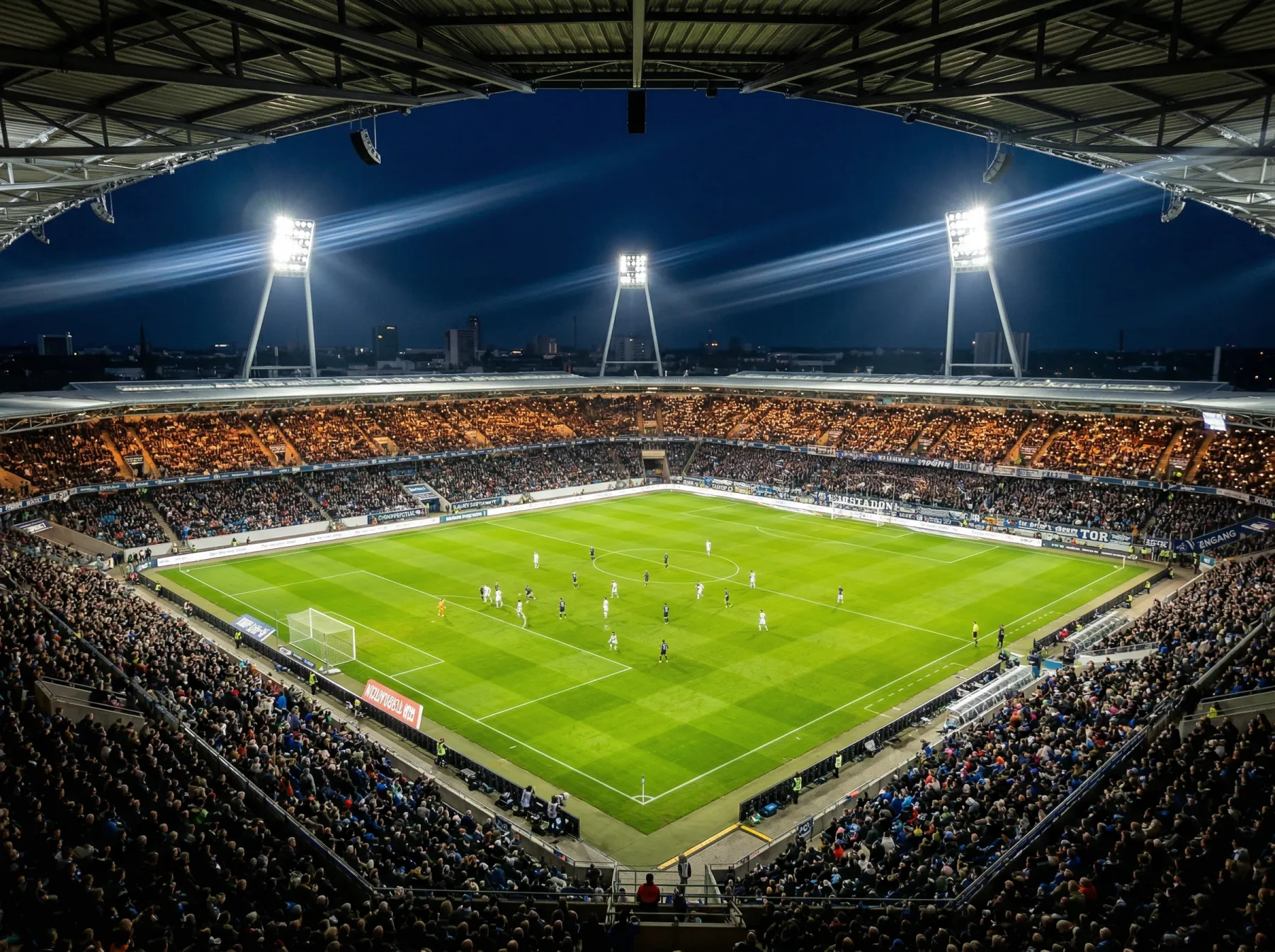Fußballstadion bei Nacht mit Flutlicht und grünem Rasen vor einem WM-Spiel in den USA